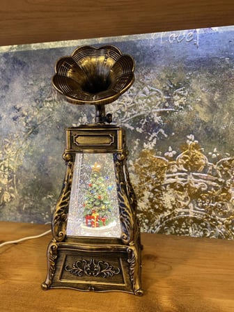 Yılbaşı Kırmızı Telefon Kulübesi Tasarımlı Gramafon  Kar Küresi Çam Ağacı