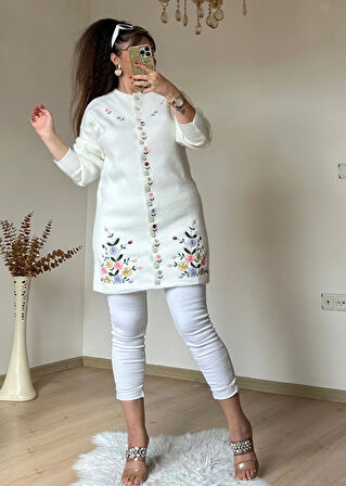 Beyaz Çiçekli Nakışlı Hırka
