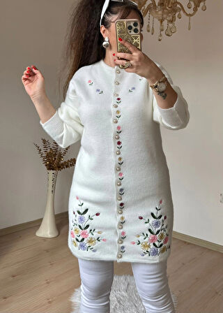Beyaz Çiçekli Nakışlı Hırka