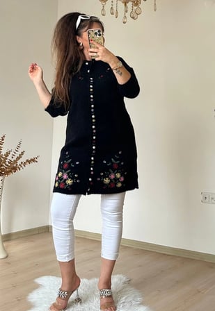 Siyah Çiçekli Nakışlı Hırka