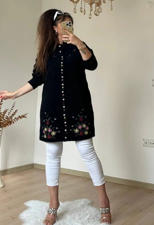 Siyah Çiçekli Nakışlı Hırka