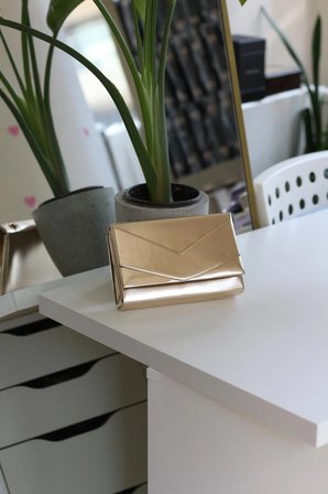 Gold Parlak Zarf Kutu Omuz Çantası	