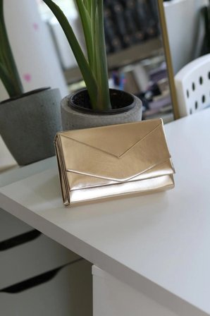 Gold Parlak Zarf Kutu Omuz Çantası	
