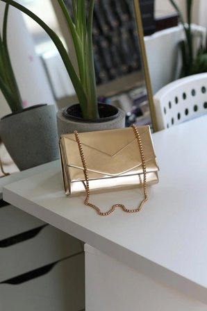 Gold Parlak Zarf Kutu Omuz Çantası	