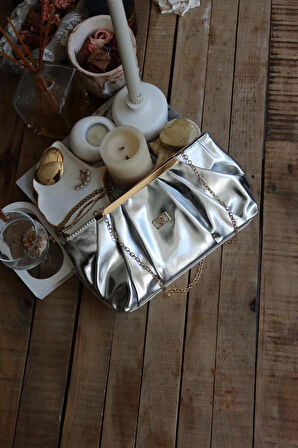 silver metal aksesuarlı büzgülü el çantası