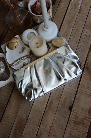 silver metal aksesuarlı büzgülü el çantası