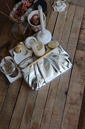 silver metal aksesuarlı büzgülü el çantası