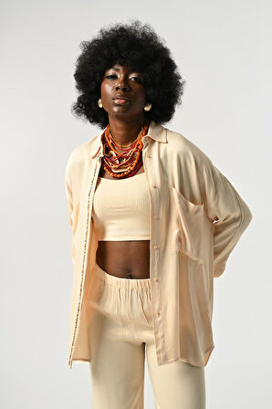 KADIN ÖNÜ VE KOLLARI TAŞ-PUL İŞLEMELİ DÜZ RENK GÖMLEK