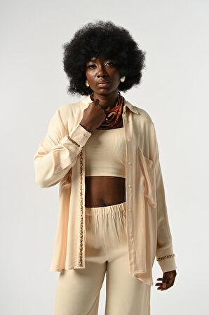 KADIN ÖNÜ VE KOLLARI TAŞ-PUL İŞLEMELİ DÜZ RENK GÖMLEK