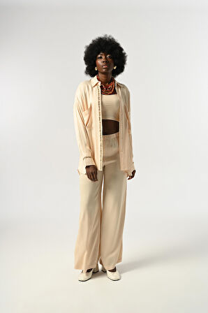 KADIN ÖNÜ VE KOLLARI TAŞ-PUL İŞLEMELİ DÜZ RENK GÖMLEK