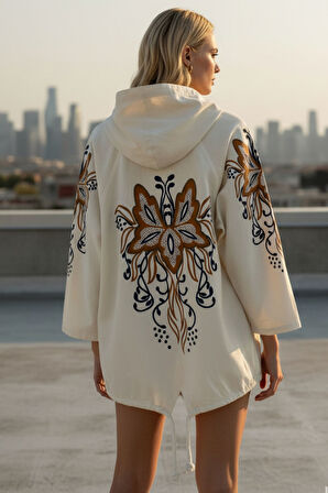 Kadın Krem Kapüşonlu Fermuarlı Etnik Desen Detaylı Oversize Ceket – Çiçek Desenli Şık Kadın Ceket 
