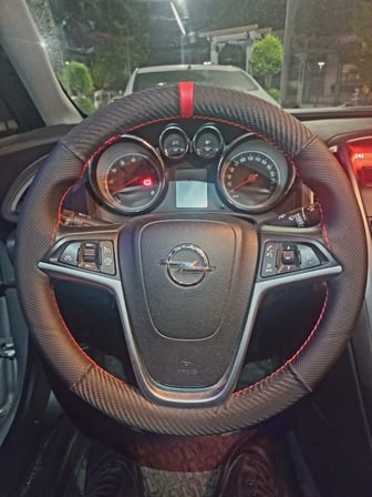DİKİŞLİ DİREKSİYON KILIFI KARBON / NOKTA DERİ KIRMIZI YÜZÜK KIRMIZI DİKİŞLİ OPEL BU DİREKSİYON