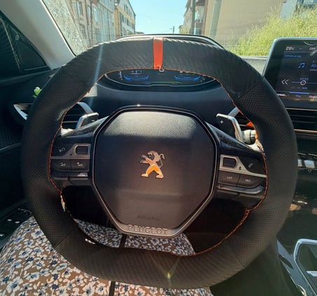 DİKİŞLİ DİREKSİYON KILIFI KARBON / NOKTA DERİ TURUNCU YÜZÜK TURUNCU DİKİŞ PEUGEOT 2008 3008 İÇİN