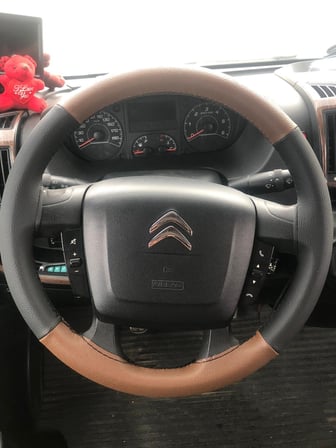 DİKİŞLİ DİREKSİYON KILIFI TABA / SİYAH DERİ SİYAH DİKİŞLİ F.İAT DUCATO BU DİREKSİYON İÇİN