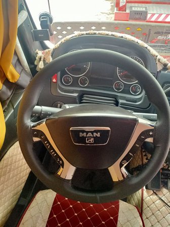 DİKİŞLİ DİREKSİYON KILIFI NOKTALI DERİ SİYAH DİKİŞLİ MAN TGL 2008 MODEL 12180 MİNİ KAMYON İÇİN