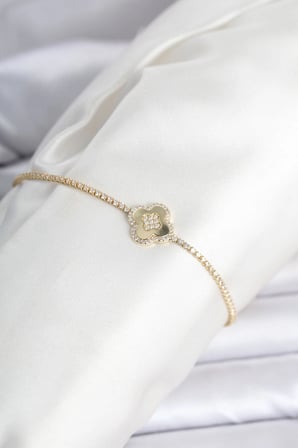 Pirinç Gold Renk Zirkon Taşlı Yonca Model Su Yolu Kadın Bileklik