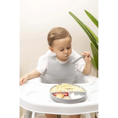 Gri 3’lü Silikon Yemek Seti – Önlük + Diş Kaşıyıcılı Kaşık + Vakumlu Tabak