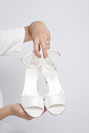 Kadın Beyaz Kısa Topuklu Rahat Abiye Ayakkabı