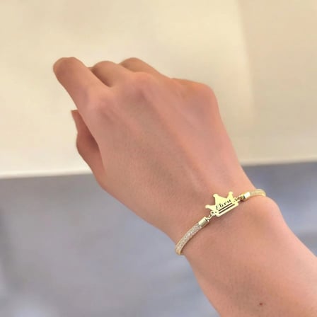 14 Ayar Altın Plakalı Ebru İsmine Özel Taç Figürlü Hasır Kordonlu Hediye Bileklik-464