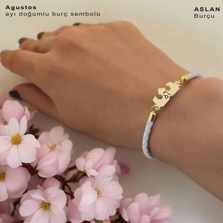 14 Ayar Altın Plakalı Ağustos Ayı Doğumlarına Taç Motifli Doğal Beyaz Derili Hediye Bileklik-465