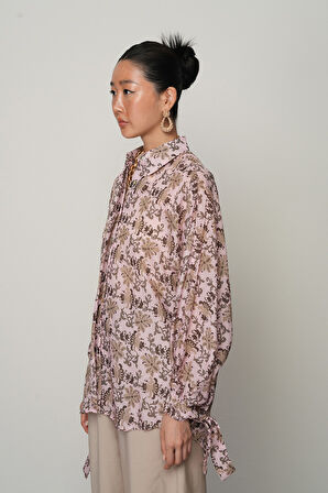 KADIN KOLLARI BAĞLAMALI PUDRA RENK ÇİÇEK DESENLİ OVERSİZE GÖMLEK