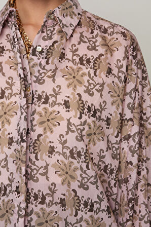 KADIN KOLLARI BAĞLAMALI PUDRA RENK ÇİÇEK DESENLİ OVERSİZE GÖMLEK