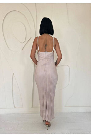 Halter yaka piliseli arkadan yırtmaçlı elbise