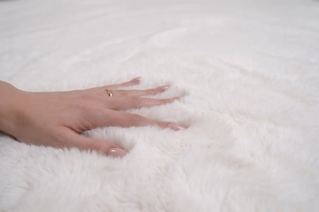 BEYAZ TAVŞAN TÜYÜ HALI YUVARLAK COTTON TABAN 100X100