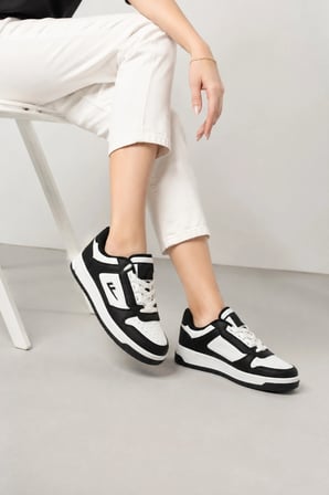 Avero Kadın Deri Spor Ayakkabı – Rahat ve Zamansız Günlük Sneaker Siyah-Beyaz