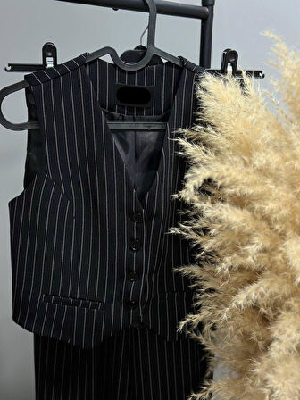 Kadın Siyah Çizgili Dokuma Yelek