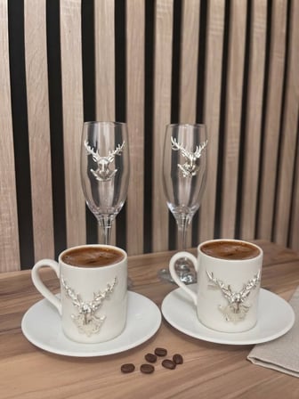 İkili Kahve Fincanı ve Kahve Yanı Kadeh Bardak Seti Metal Figürlü Kabartmalı