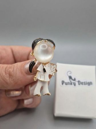 Kadın Doktor Figürlü Broş – Sağlık Çalışanı Temalı Yaka Broşu