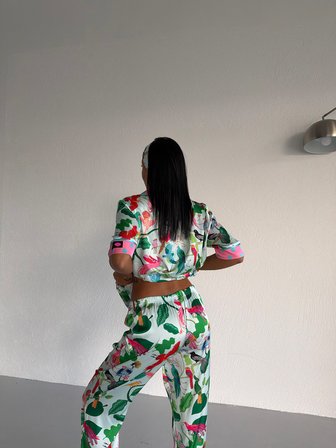 Muah Exotic Garden Kadın Saten Pijama Takımı Tropikal Papağan Desenli Kısa Kollu Beyaz