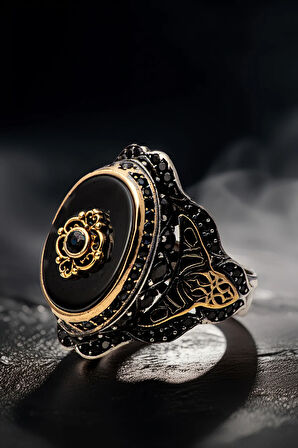 Erkek Gümüş Yüzük - Oniks Taşlı Yanı İşlemeli Gümüş Yüzük