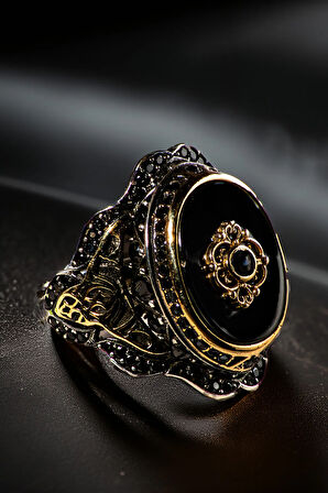 Erkek Gümüş Yüzük - Oniks Taşlı Yanı İşlemeli Gümüş Yüzük