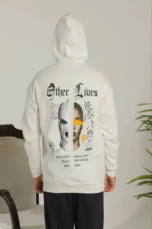 Üç İplik Şardonlu Kadın Salaş Stil Oversize – Beyaz “Other Lives” Ön Ve Arka Baskılı, Kanguru Cepli, Ribanalı Rahat Kışlık Model Beyaz Kapüşonlu Sweatshirt