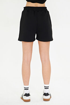 Esnek ve Rahat Kesim Çift Cepli Diz Üstü Kadın Şort