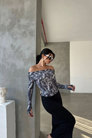 Madonna Yaka Parmak Geçme Detaylı Crop Bluz