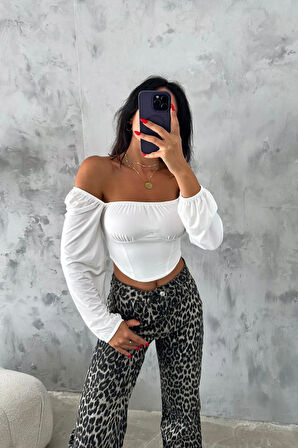 Beyaz Madonna Yaka Korse Detaylı Balon Kol Crop Bluz