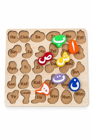 Arapça Alfabe Eğitici Puzzle – Ahşap Tabanlı Renkli PLA Harfler – 32,2 x 30 cm