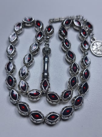 Kırmızı Mineli Metal Alpaka Özel Tasarım Ağır Tesbih (11 x 8 x 6 mm)