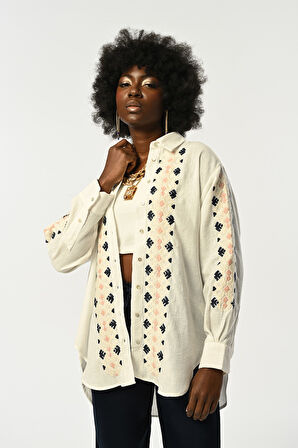 KADIN RENKLİ NAKIŞ İŞLEMELİ EKRU RENK GÖMLEK