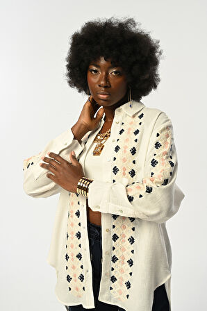 KADIN RENKLİ NAKIŞ İŞLEMELİ EKRU RENK GÖMLEK