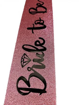 Pembe Üzeri Siyah İtalik Alyanslı Bride To Be Yazılı Simli Işıltılı Kuşak Kemer 10 Cm Genişlik Bx40