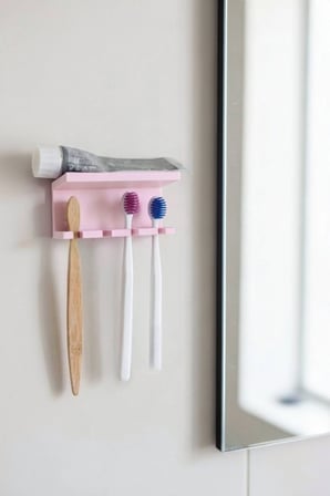 Pembe Yapışkanlı Çok Amaçlı Diş Fırçası Jilet Jiletlik Asacağı Askılığı Askılık Diş Fırçalık Banyo Organizer