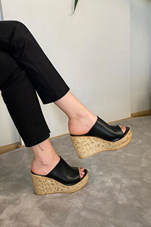 Kadın Holi Siyah Cilt 10 cm Tolgulu Mantar Taban Terlik K-920