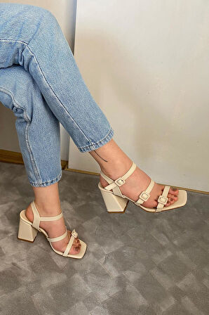 Kadın Fanci Krem Cilt Üç Tokalı  9 cm Kalın Topuklu Aykkabı