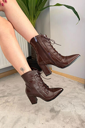 Kadın Cora Kahverengi Rugan Yandan Fermuarlı Bağcık Detaylı Kalın Topuklu Sivri Burunlu Bot