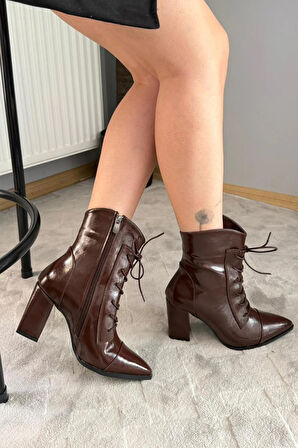 Kadın Cora Kahverengi Rugan Yandan Fermuarlı Bağcık Detaylı Kalın Topuklu Sivri Burunlu Bot