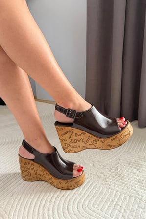 Kadın Pure Kahve Rugan 10 cm Dolgulu Yazılı Mantar Taban Ayakkabı